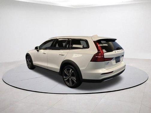2025 Volvo V60 Cross Country B5 Plus