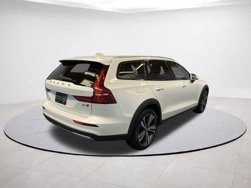 2025 Volvo V60 Cross Country B5 Plus