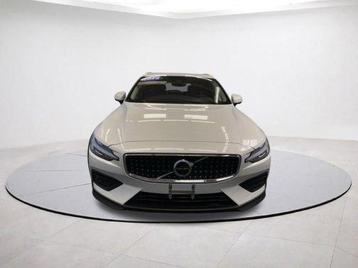 2025 Volvo V60 Cross Country B5 Plus