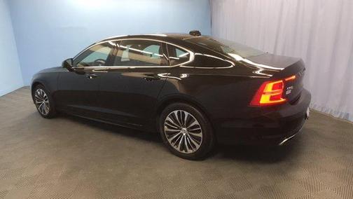 Photo 5 of 32 of 2020 Volvo S90 T6 Momentum