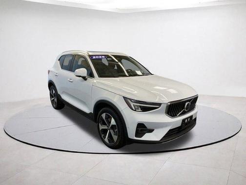 2025 Volvo XC40 B5 Plus Bright Theme