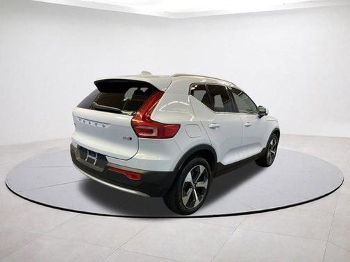2025 Volvo XC40 B5 Plus Bright Theme