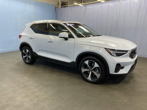2025 Volvo XC40 B5 Plus Bright Theme