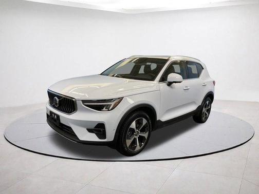 2025 Volvo XC40 B5 Plus Bright Theme