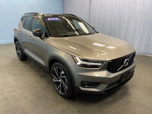 2022 Volvo XC40 T5 R-Design
