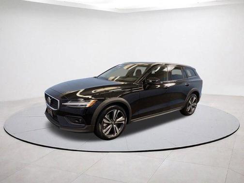 2025 Volvo V60 Cross Country B5 Plus
