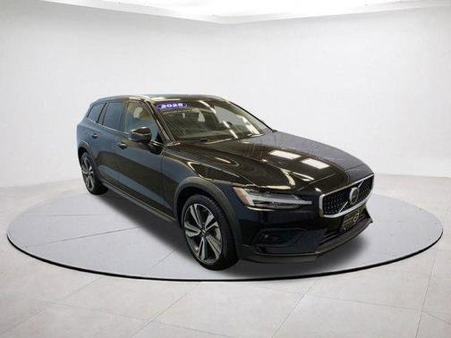 2025 Volvo V60 Cross Country B5 Plus