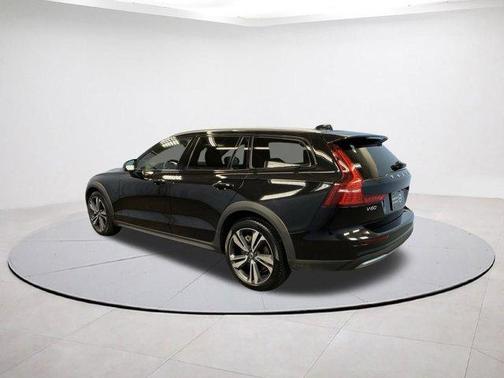 2025 Volvo V60 Cross Country B5 Plus
