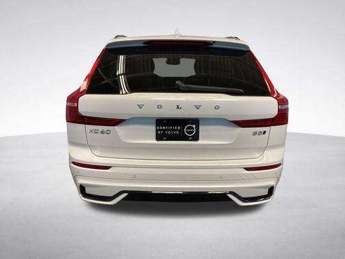 Crystal White 2024 Volvo XC60 B5 Plus Dark Theme