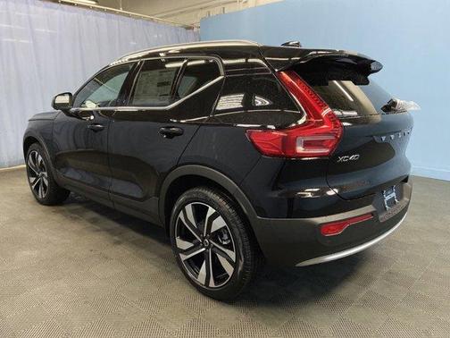 2025 Volvo XC40 B5 Plus Bright Theme