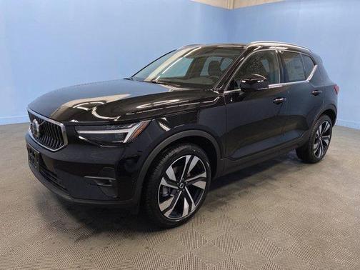 2025 Volvo XC40 B5 Plus Bright Theme
