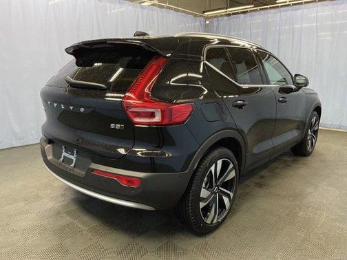 2025 Volvo XC40 B5 Plus Bright Theme