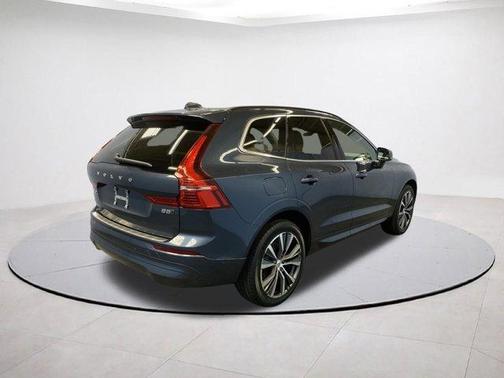 2022 Volvo XC60 B5 Momentum