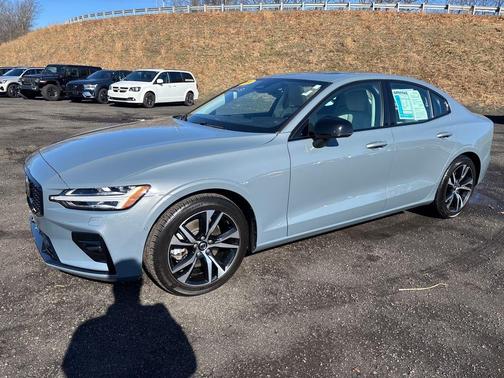 2024 Volvo S60 B5 Plus Dark Theme