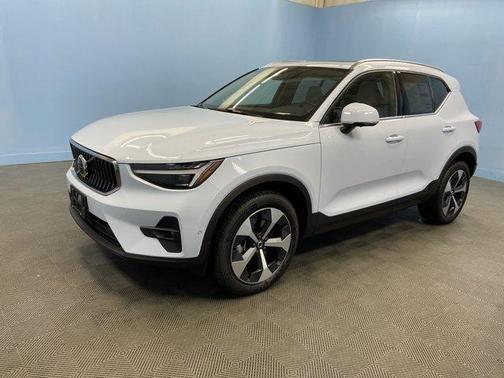 2025 Volvo XC40 B5 Plus Bright Theme