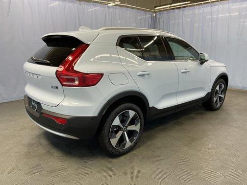 2025 Volvo XC40 B5 Plus Bright Theme