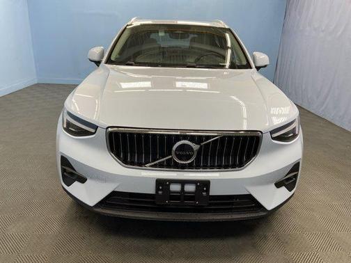 2025 Volvo XC40 B5 Plus Bright Theme