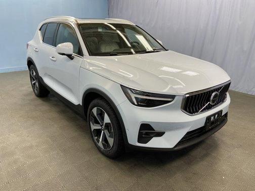 2025 Volvo XC40 B5 Plus Bright Theme