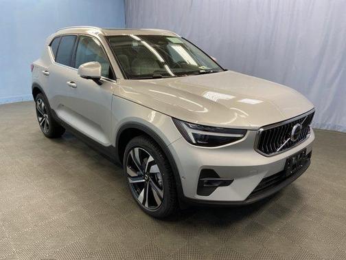 2025 Volvo XC40 B5 Ultra Bright Theme