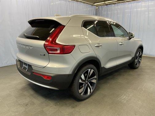2025 Volvo XC40 B5 Ultra Bright Theme