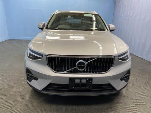 2025 Volvo XC40 B5 Ultra Bright Theme