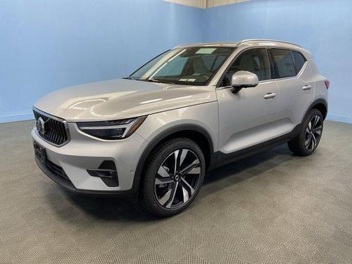 2025 Volvo XC40 B5 Ultra Bright Theme
