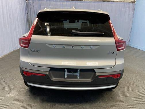 2025 Volvo XC40 B5 Ultra Bright Theme