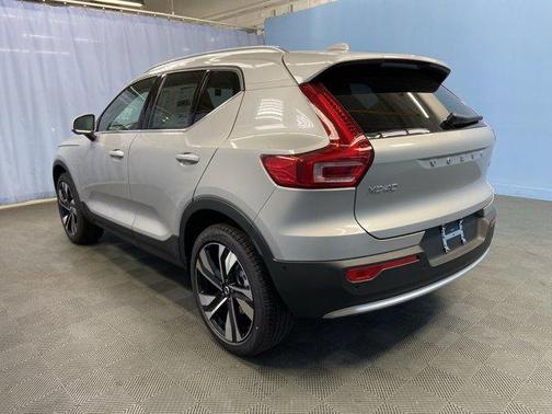 2025 Volvo XC40 B5 Ultra Bright Theme