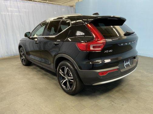 2025 Volvo XC40 B5 Core Bright Theme