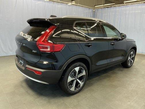 2025 Volvo XC40 B5 Core Bright Theme