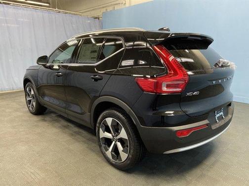 2025 Volvo XC40 B5 Core Bright Theme