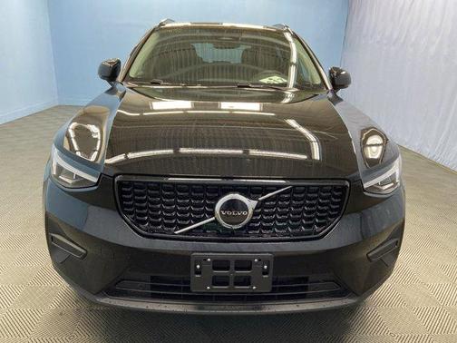 2026 Volvo XC40 B5 Core