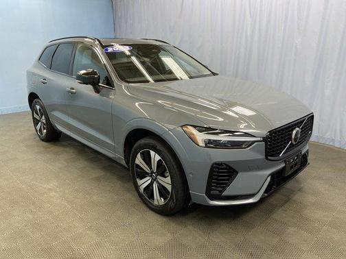2023 Volvo XC60 Recharge Plug-In Hybrid T8 Plus Dark Theme