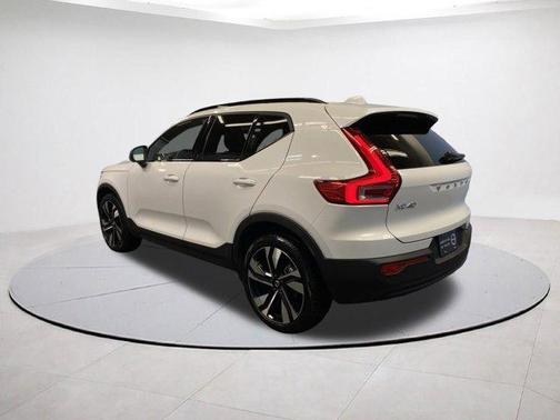 2025 Volvo XC40 B5 Plus Dark Theme