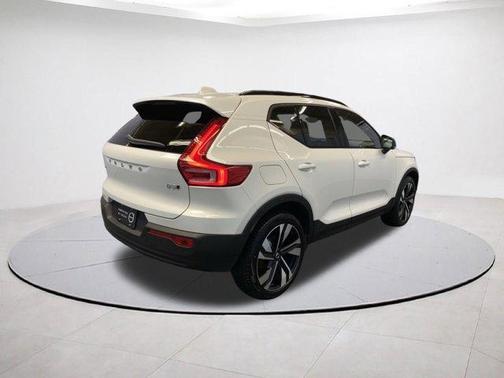 2025 Volvo XC40 B5 Plus Dark Theme