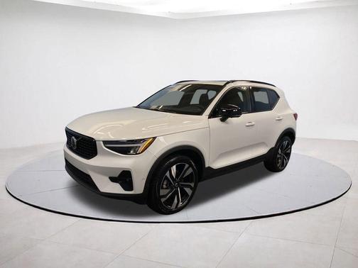 Crystal White 2025 Volvo XC40 B5 Plus Dark Theme