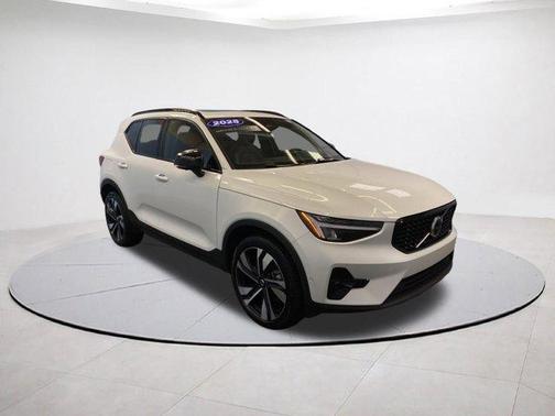 2025 Volvo XC40 B5 Plus Dark Theme