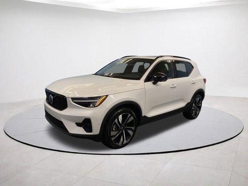 2025 Volvo XC40 B5 Plus Dark Theme