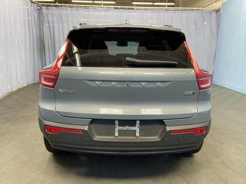 2023 Volvo XC40 B5 Plus Dark Theme