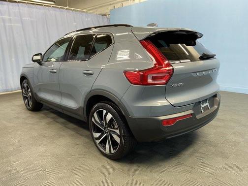 2023 Volvo XC40 B5 Plus Dark Theme