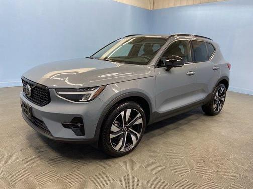 2023 Volvo XC40 B5 Plus Dark Theme