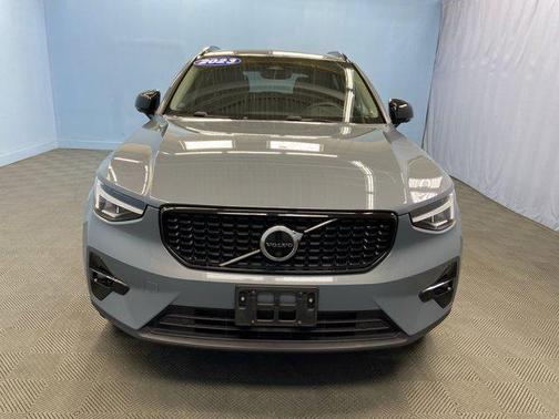 2023 Volvo XC40 B5 Plus Dark Theme