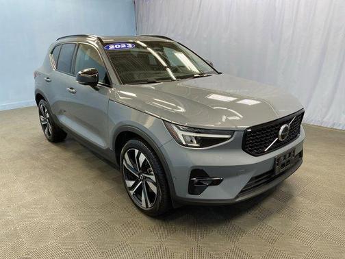 2023 Volvo XC40 B5 Plus Dark Theme