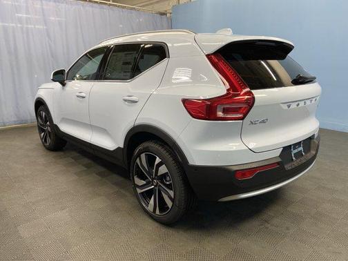 2025 Volvo XC40 B5 Ultra Bright Theme