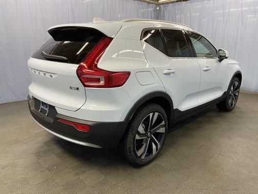2025 Volvo XC40 B5 Ultra Bright Theme
