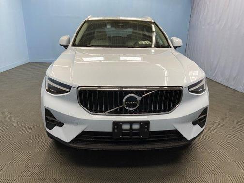 2025 Volvo XC40 B5 Ultra Bright Theme