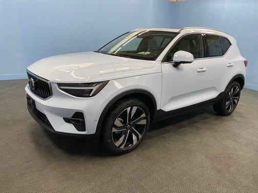 2025 Volvo XC40 B5 Ultra Bright Theme