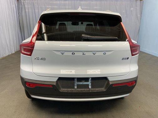 2025 Volvo XC40 B5 Ultra Bright Theme
