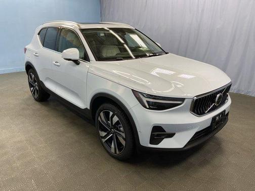 2025 Volvo XC40 B5 Ultra Bright Theme