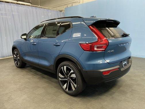 2025 Volvo XC40 B5 Ultra Dark Theme